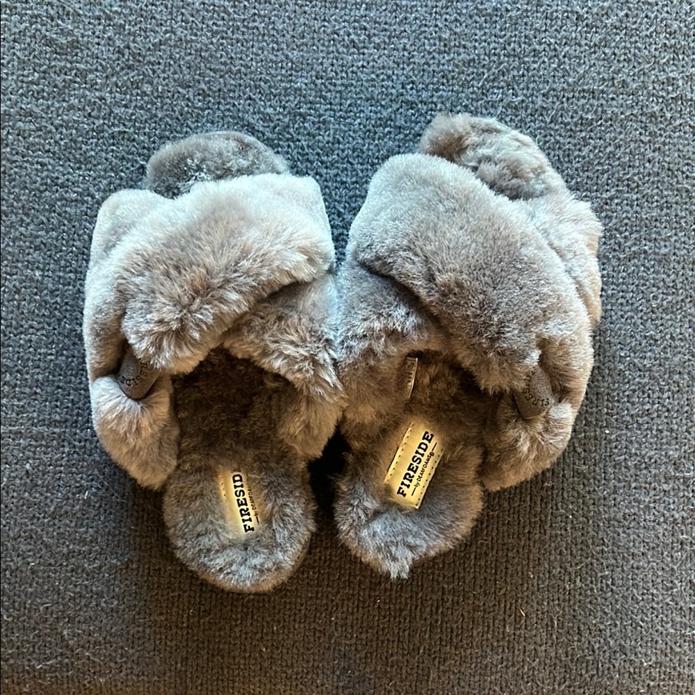 Brand new Fireside Plush Cross-Strap Slippers in Gray